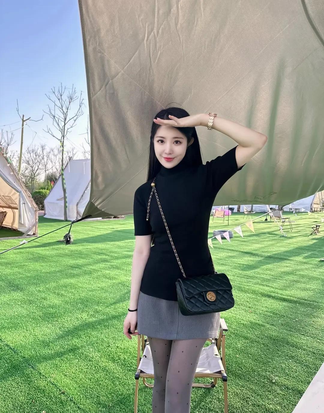 轻松休闲的野餐日，黑色上衣搭配灰色短裙，轻松自在！🌞💃