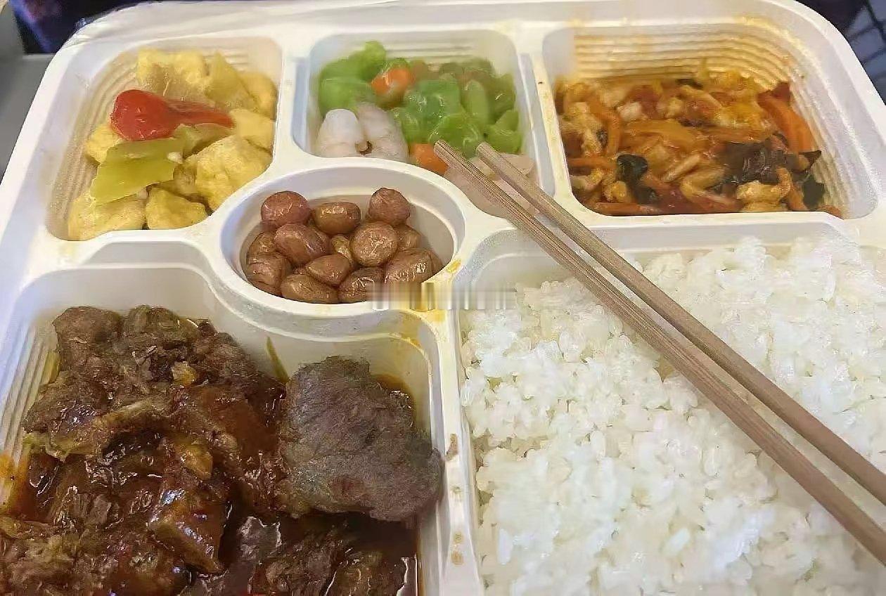高铁上65元和25元的盒饭，你选哪个？图一25元，图二65元​​​