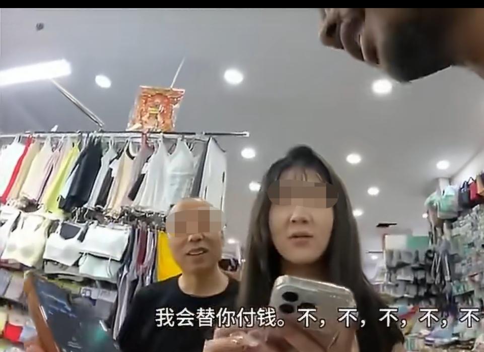真热情好客！印度穷游男子在内蒙逛商场，被热情大姐的举动暖到了！看到他想买衣服，大