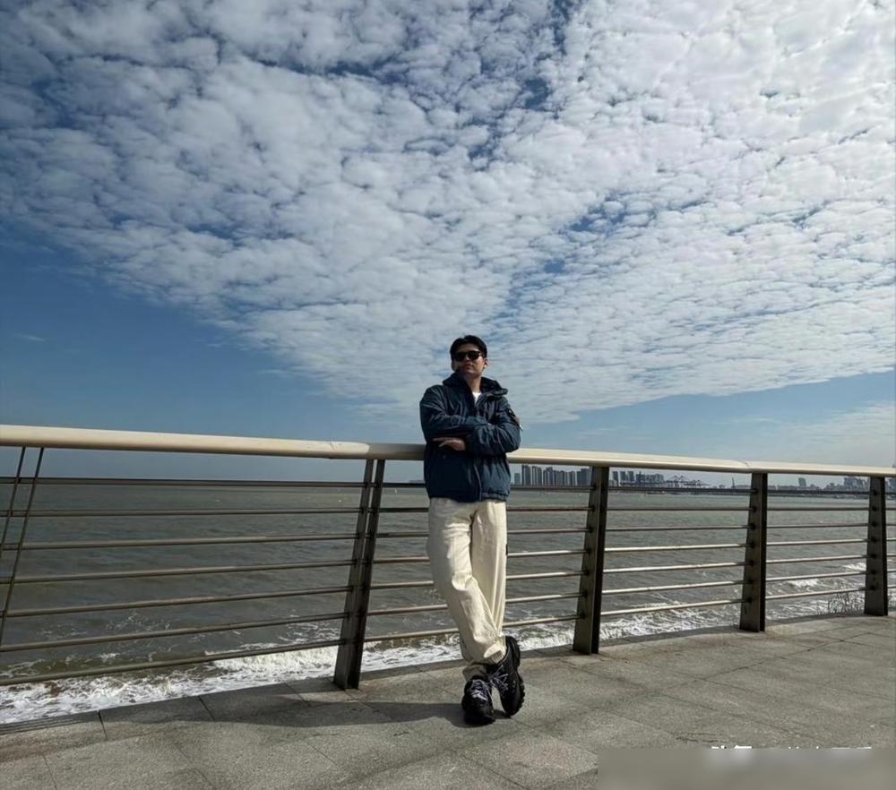 168厘米的林诗栋又偷偷换头像了，这小子硬生生靠一张戴墨镜的背影照，给自己拉出了