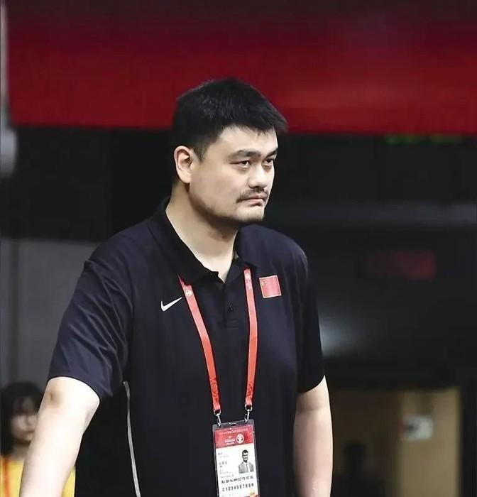 一次，撒贝宁问姚明：“你是如何考取驾照的？”姚明说：“我的驾照是在休斯敦考出来的