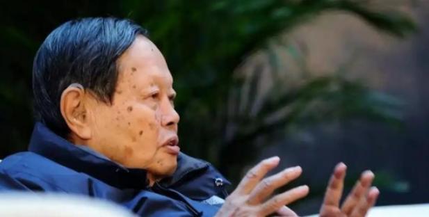 杨振宁将清华薪资，诺贝尔奖金捐献出来，看到金额，才知道多伟大。杨振宁7岁就住