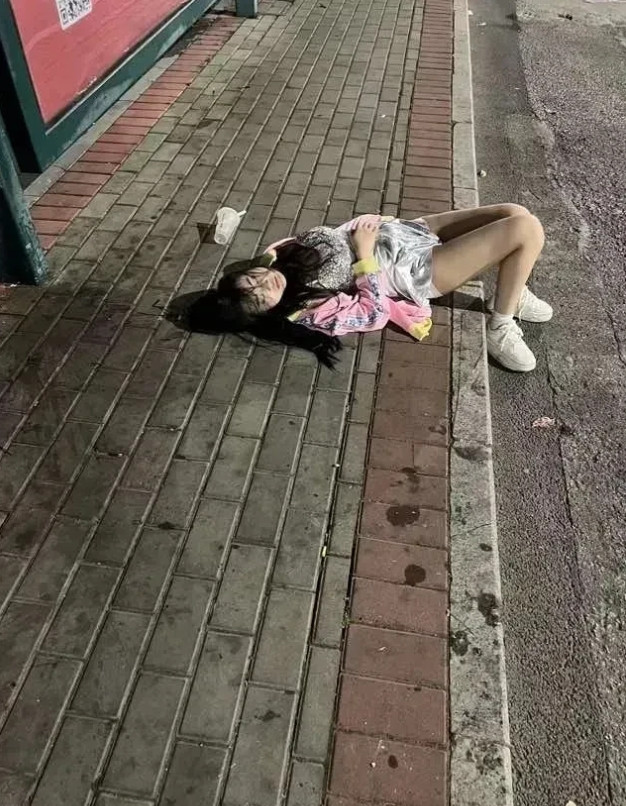 闺蜜又喝多了，还好我来得早，不然又被捡走了