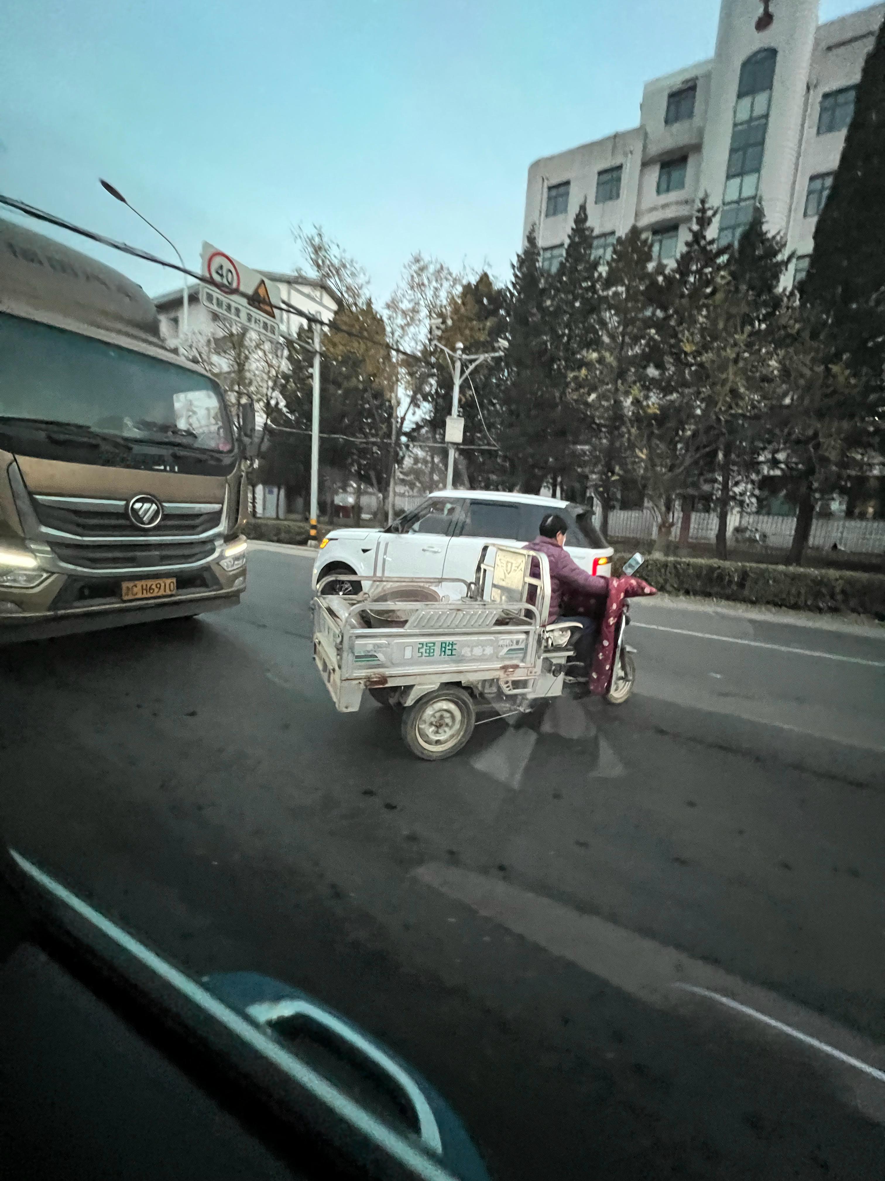 说老太太捡一条命也不为过，大车刚要起步，老太太从右前直接横穿，大货车得亏是看见了