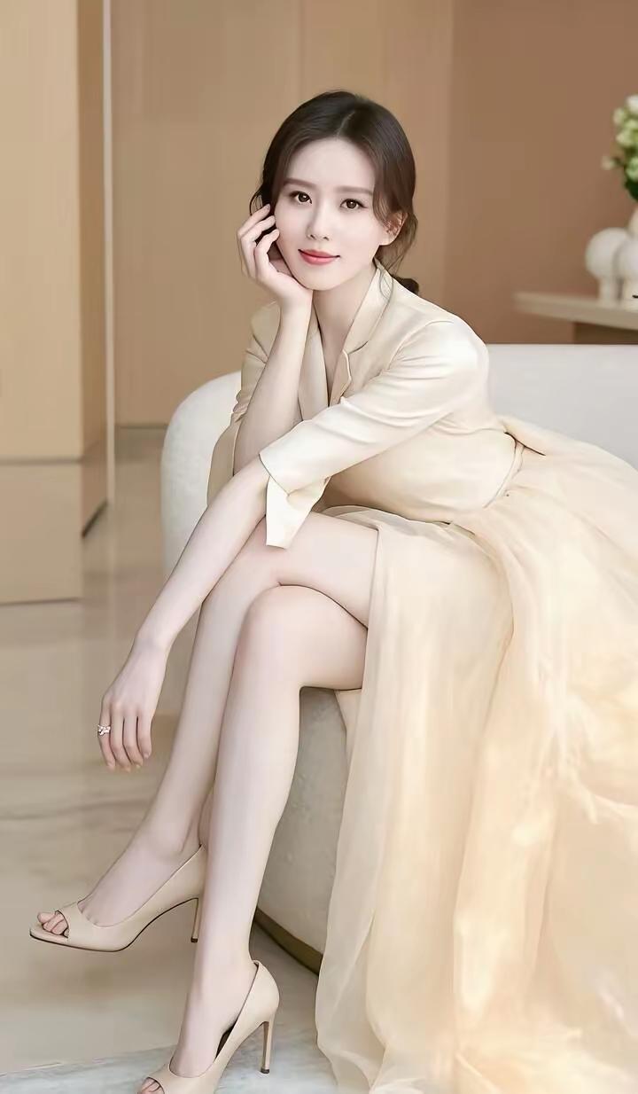 优雅气质，柔美如梦，浅浅微笑，迷人至极。