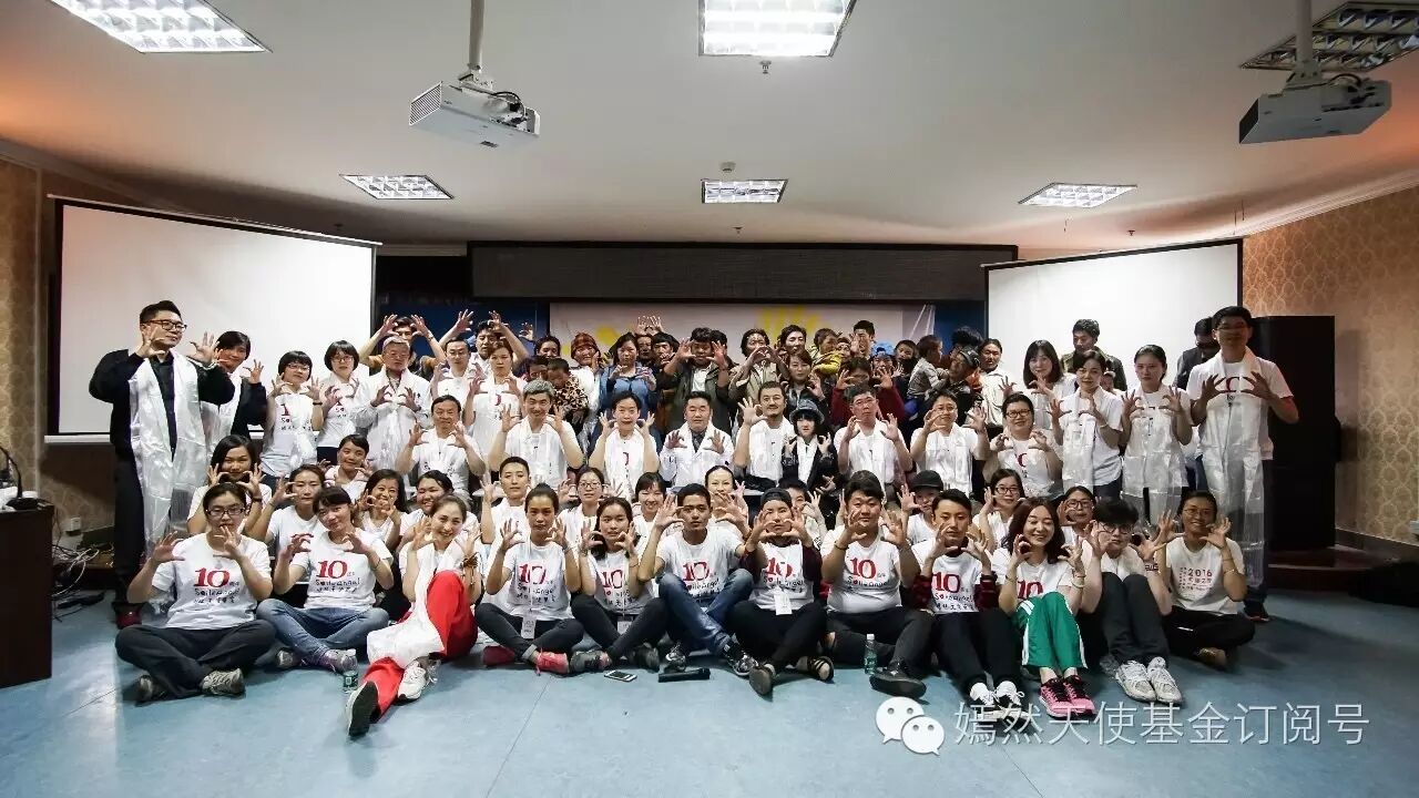 【李亚鹏曾带窦靖童李嫣高原做公益】嫣然最羞涩的志愿者窦靖童十年前，李亚鹏曾在微