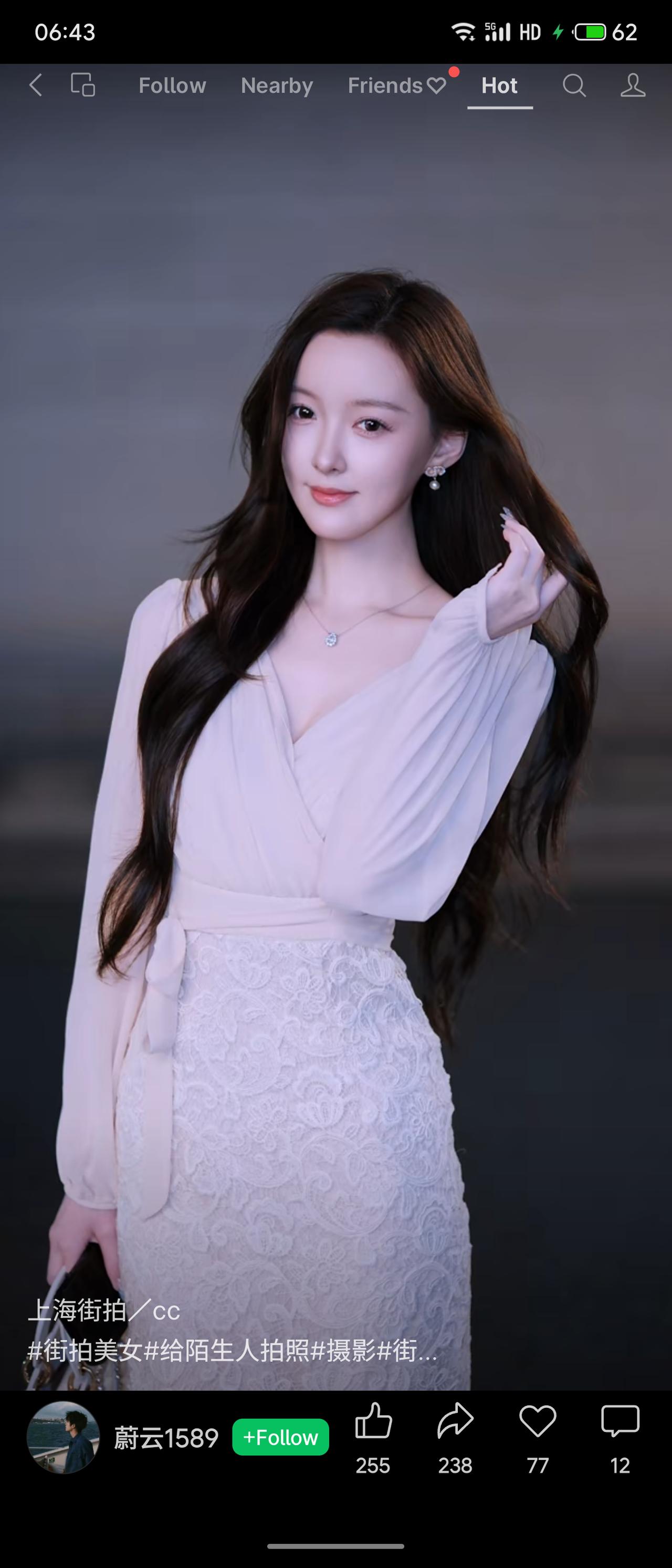 夜色上海街头，女生一袭浅杏拼接连衣裙，雪纺长袖温柔轻盈，蕾丝裙身勾勒曼妙曲线，搭