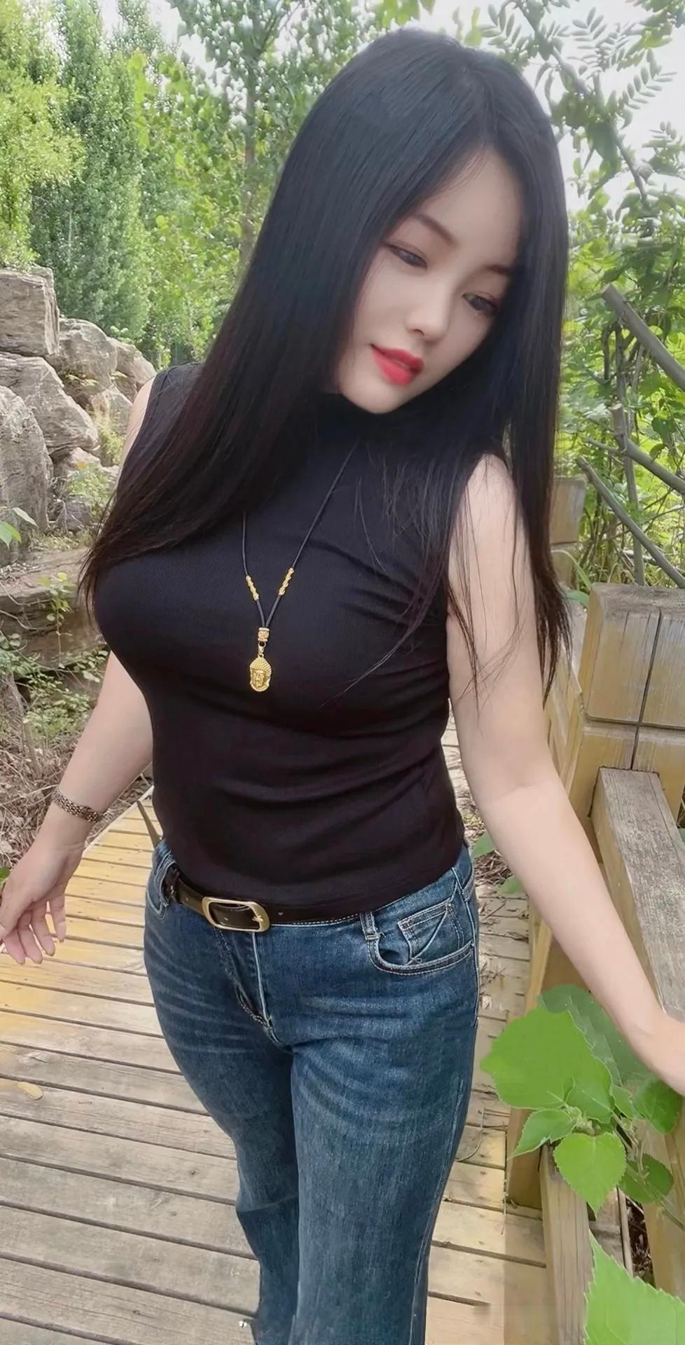 长发美女在木栈道上自拍。