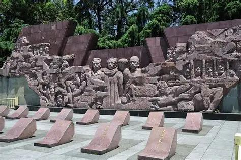 1949年毛人凤下令处死朱君友，朱君友坦然赴死，却发现枪决他的2名特务，朝他频繁