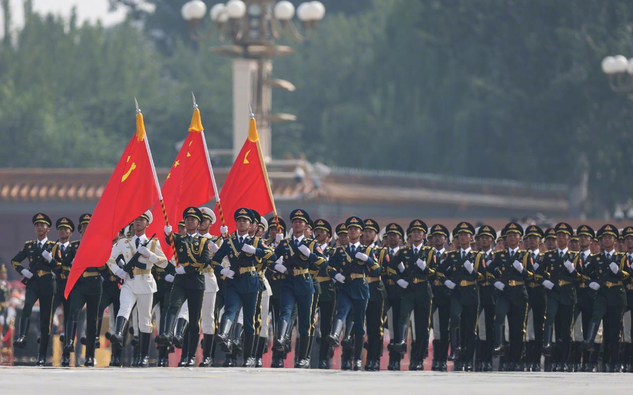 看完中国九三阅兵，再看欧洲军队的画风，太搞笑了……一场在北京天安门广场
