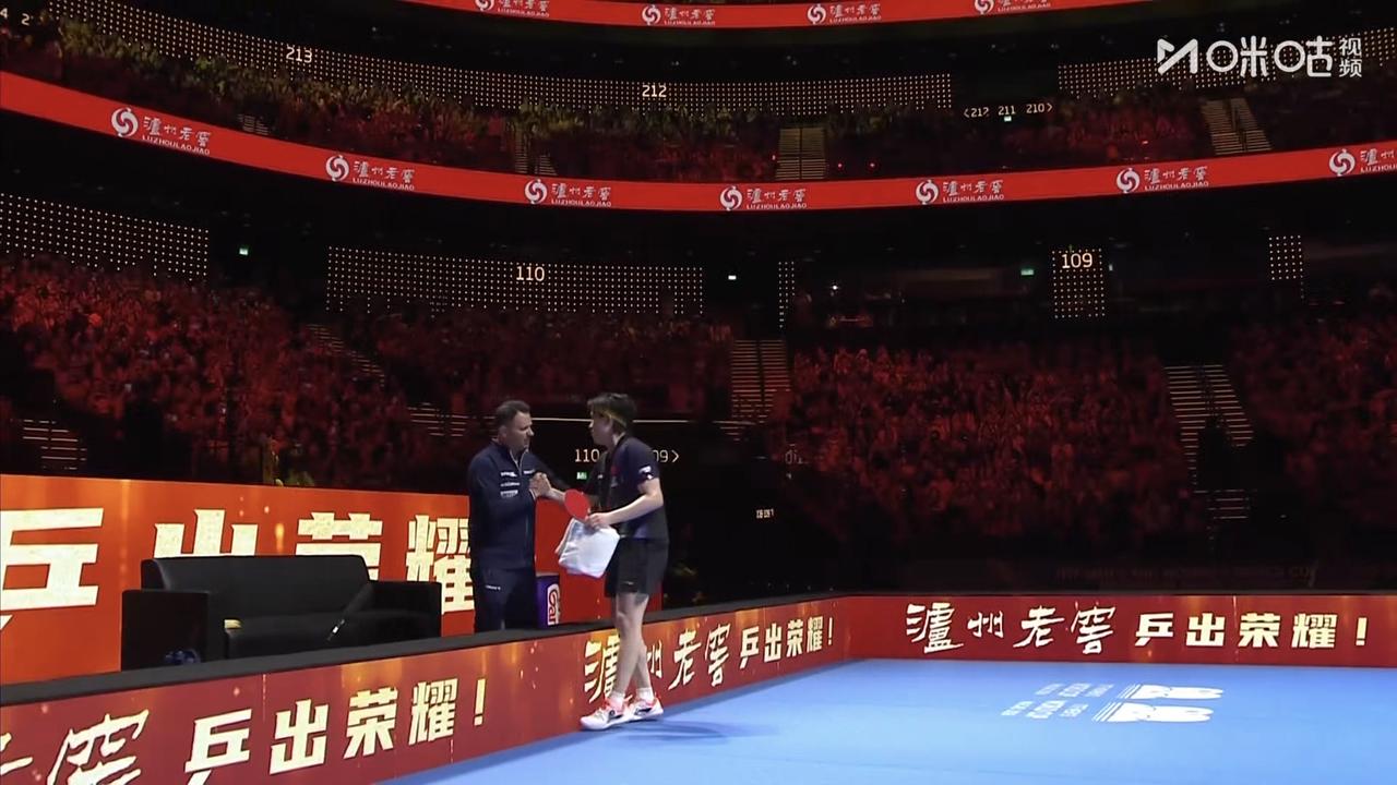 王楚钦人缘真好！王楚钦4-2艰难赢下小勒布伦，比赛结束，王楚钦跑向勒布伦的