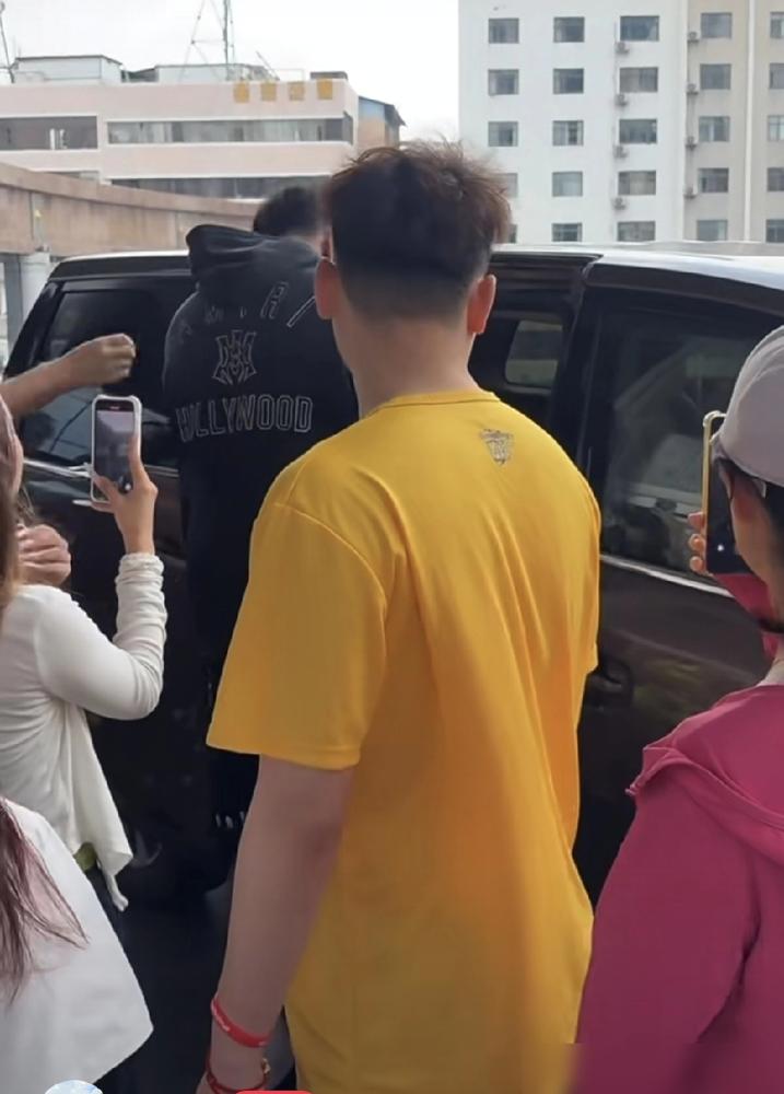 这事儿看得我有点不是滋味。杜锋抱着奎因往外送，跟送自家孩子似的。那画面，心里头