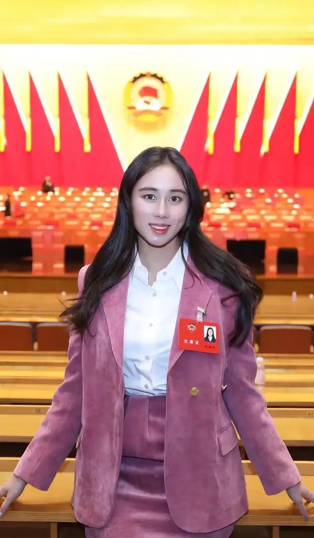 何超欣美颜前后，差别挺大，一个是肤白貌美的大美女，一个长相普通的普女。