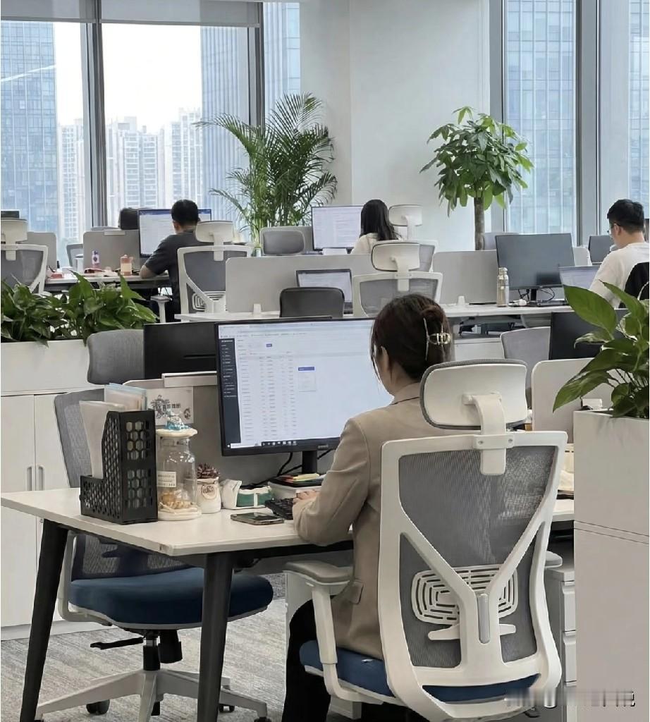 产品部门仗着有技术副总的偏袒，在公司管理会议上提出一个非常尖锐的问题：研发部门的