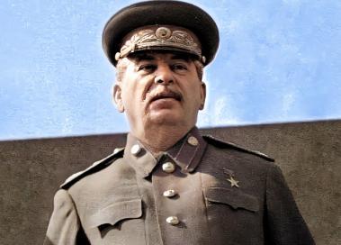 1943年，赫鲁晓夫儿子被判枪决，他为救儿子竟两次向斯大林下跪，尊严尽失。但最终