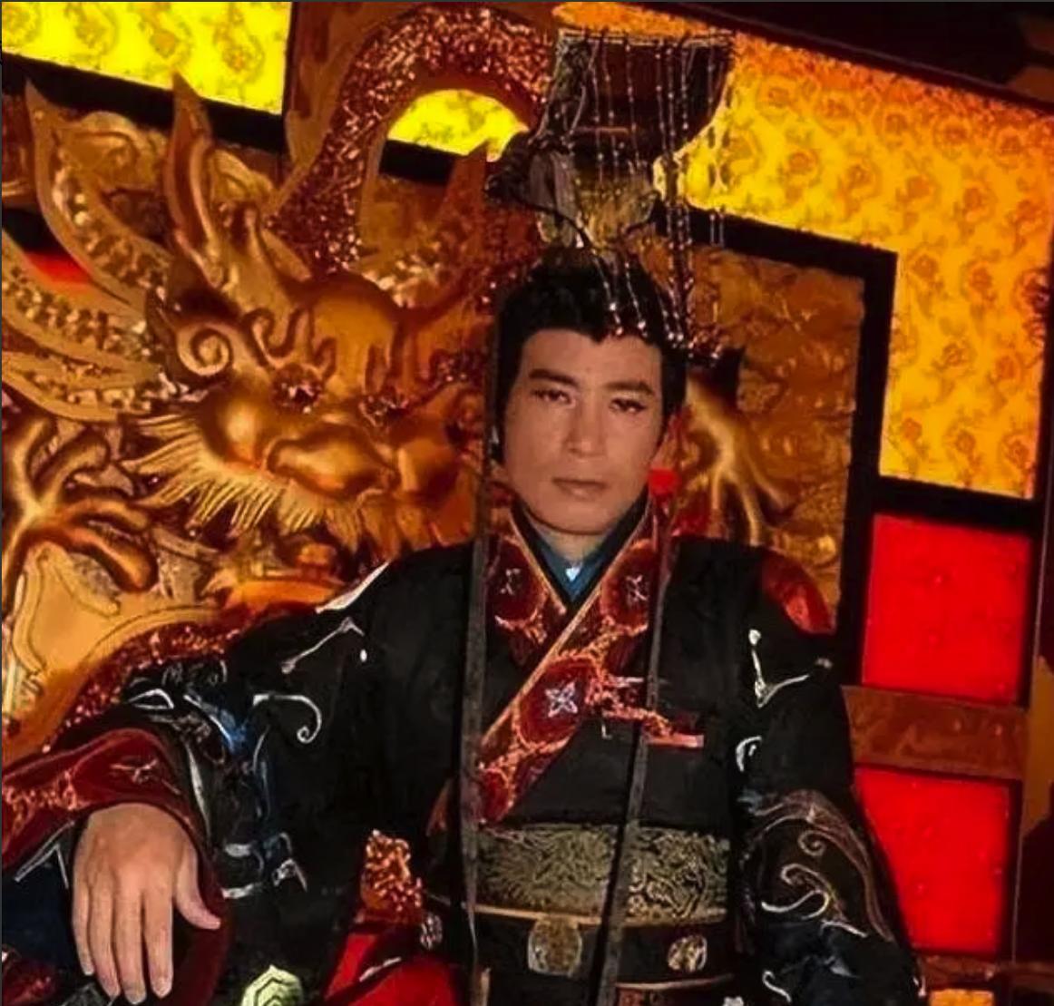 唐宪宗在位时，镇海节度使李锜找术士算命。术士说，他府里小妾郑氏生的儿子，将来能当