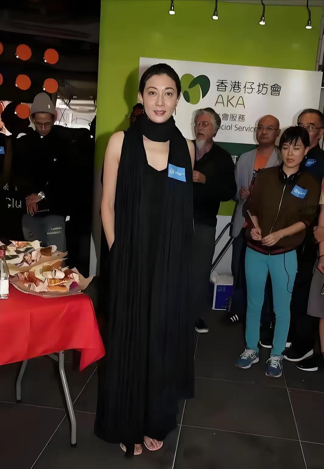 吴绮莉打扮起来，还真没几个能超越她的。也就难怪当年把成龙迷的五迷三道的。吴绮