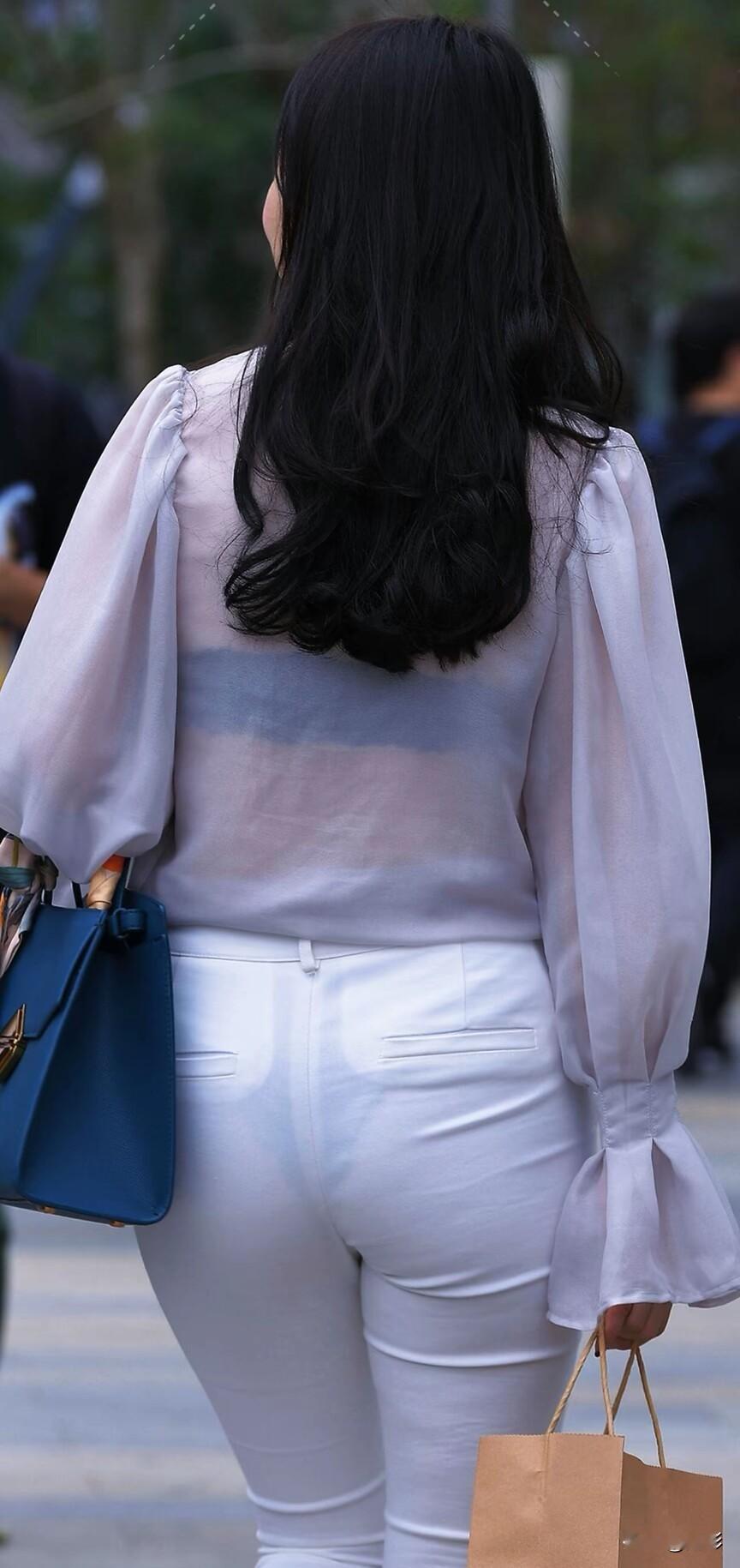 黑发如云，白衣似雪，步履生风。