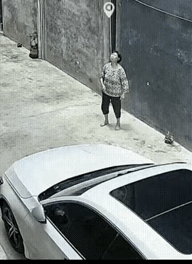 惊呆所有人：大妈逛街救了一个孩子，一个不经意的动作拯救了不止一个家庭，远亲不如近