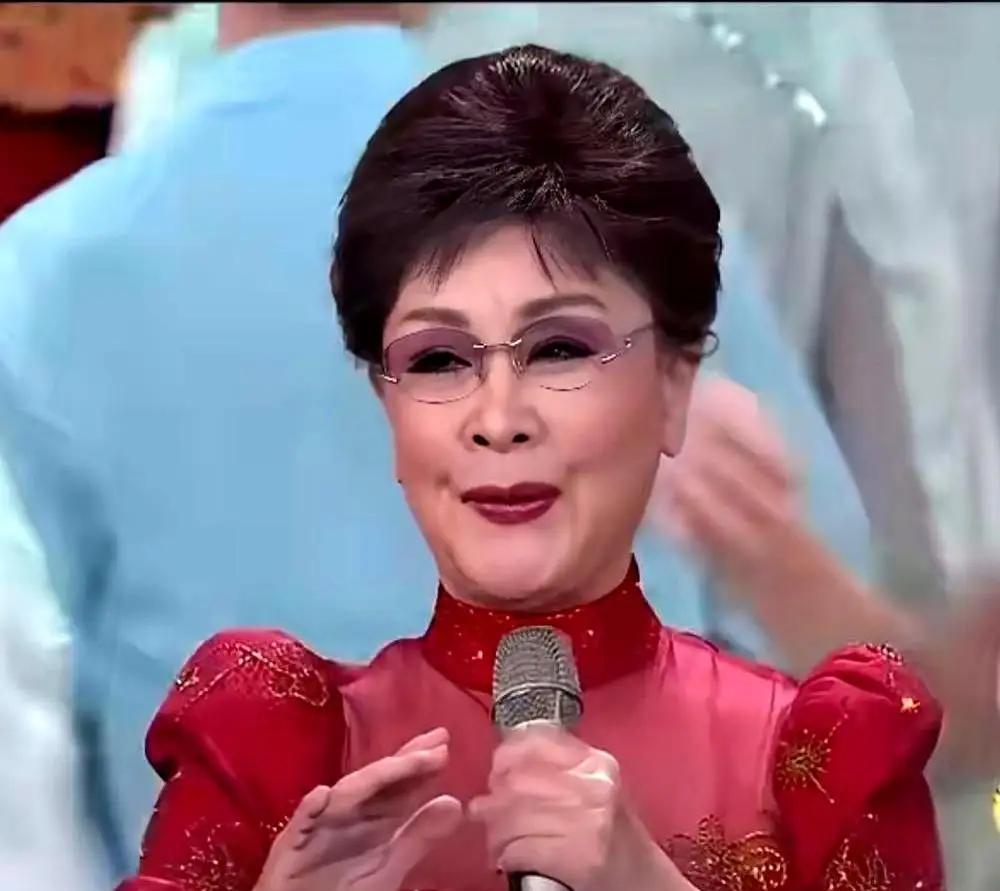 82岁李谷一病重！她女儿却清清冷冷，连个“流量密码”都不要？这谁能理解！*