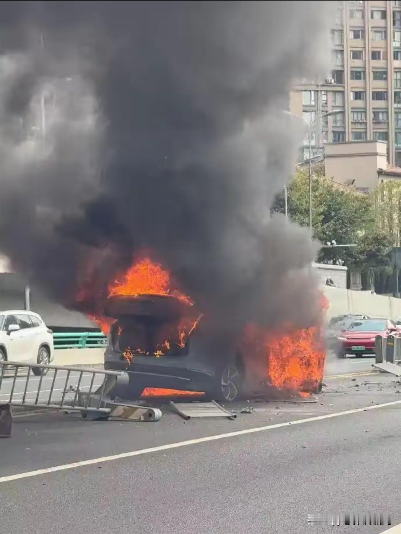 电车续航越长，反而越危险？这话听着确实挺离谱的，但仔细一琢磨还是有点道理的。