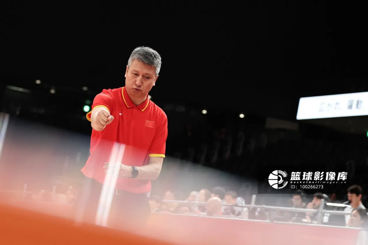 两大媒体人吐槽男篮让人深有同感！9月18日，亚运会男篮半决赛，中国男篮对阵东道主日本男篮。半场战罢，