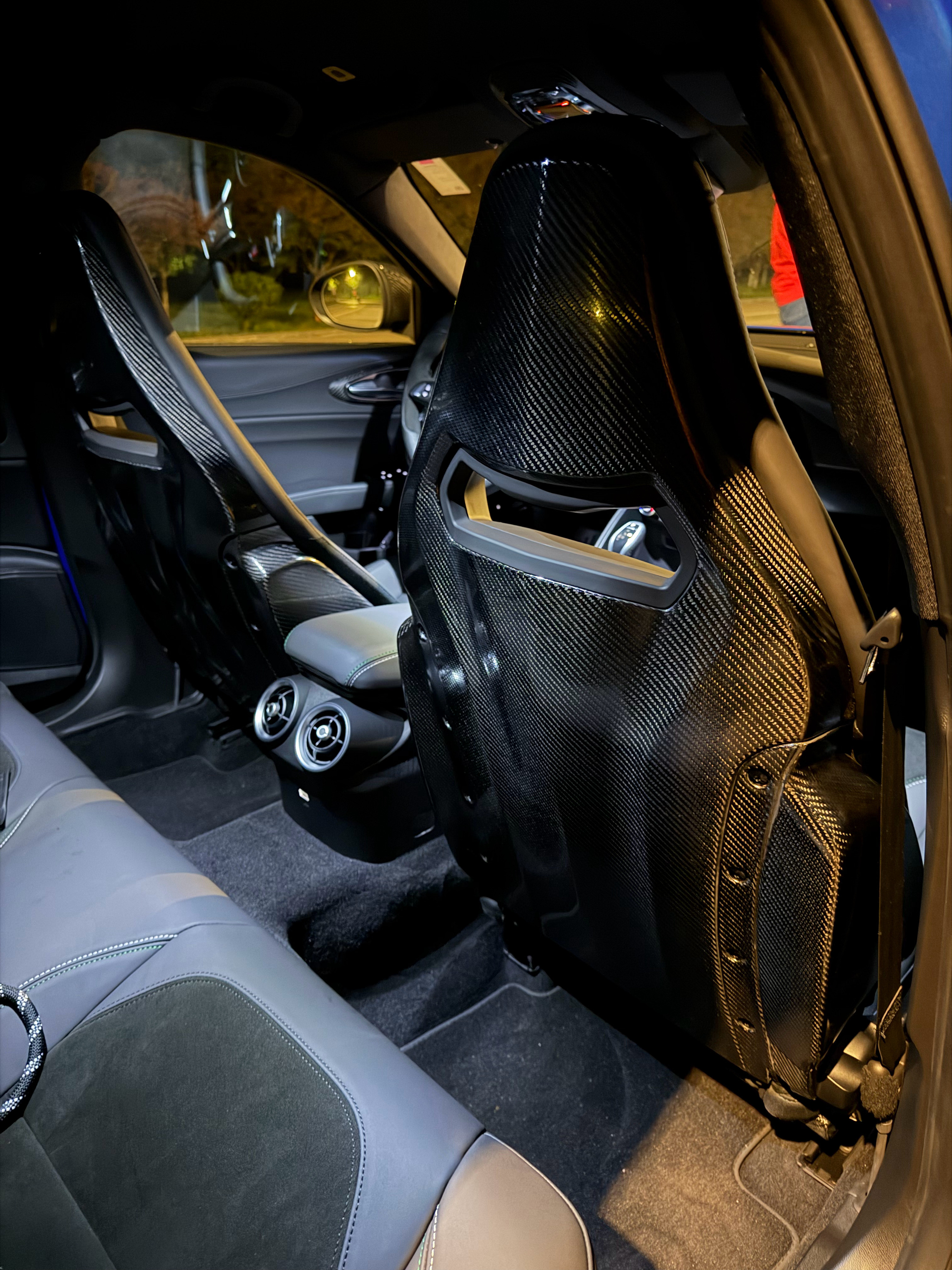 碳纤维对于四门性能轿车来说，情绪价值远大于轻量化，眼睛爽了，心里更爽阿尔法·