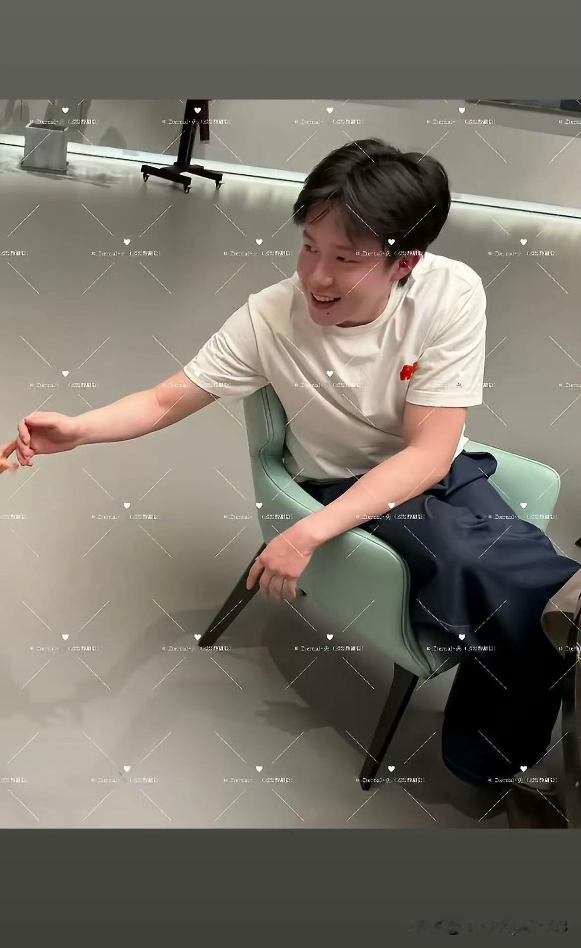 王楚钦和小朋友在一起，满眼都是爱。上一次的聚会，有人发出了和王楚钦的合影，聚