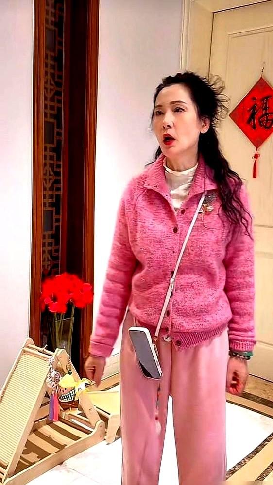 流量明星砸钱宣发，竟然干不过一条菜市场的随拍视频。62岁的何赛飞，一件樱花粉