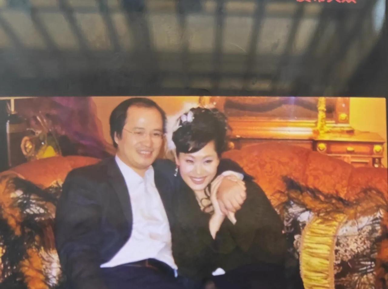 于文华年轻时候嘴巴大了点，但她的气质不输宋祖英，那个年代是天然美女。长相也甜美，