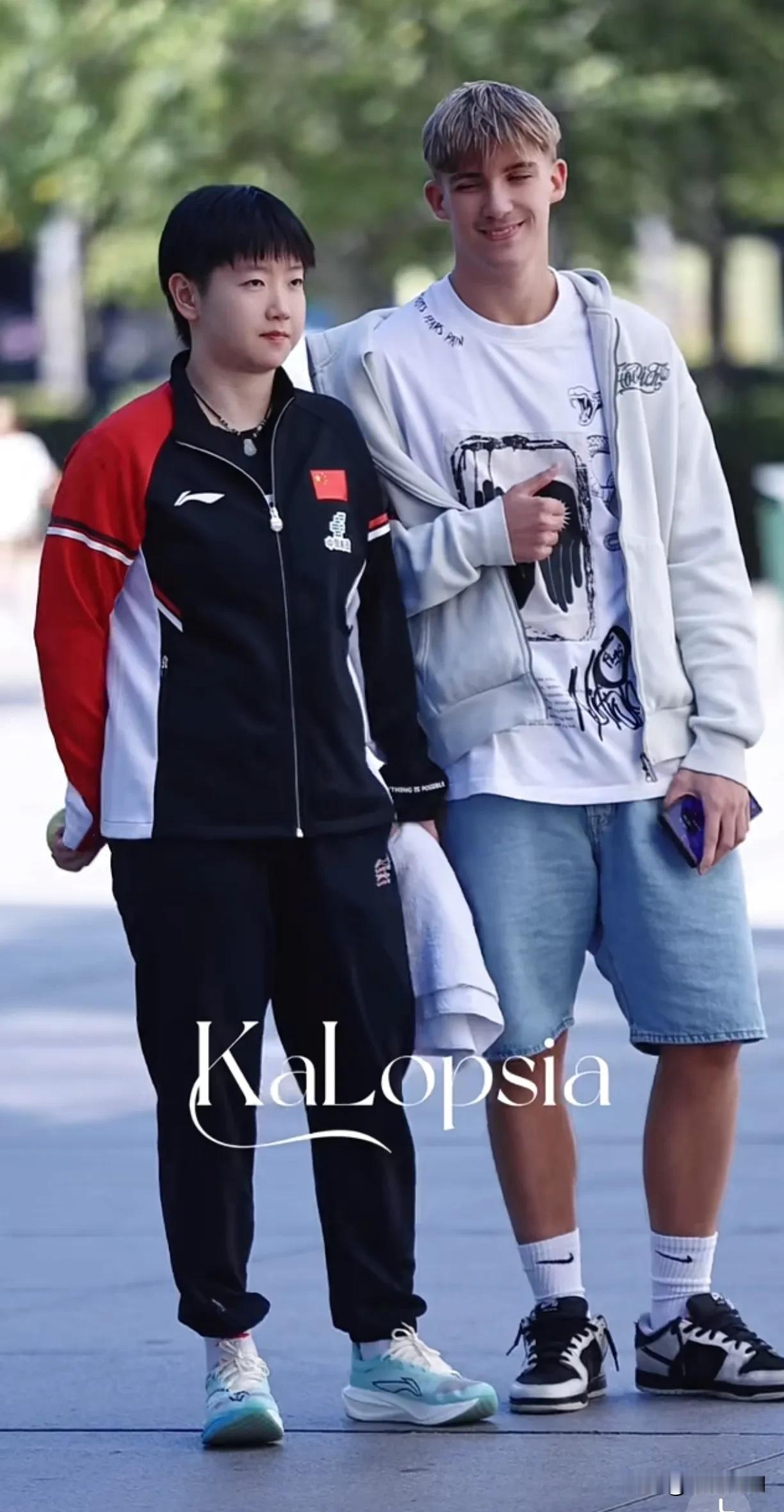 小咪：这个男生帅！苹果藏起来好好合一张[害羞]这个小伙子确实有点帅，北京的m