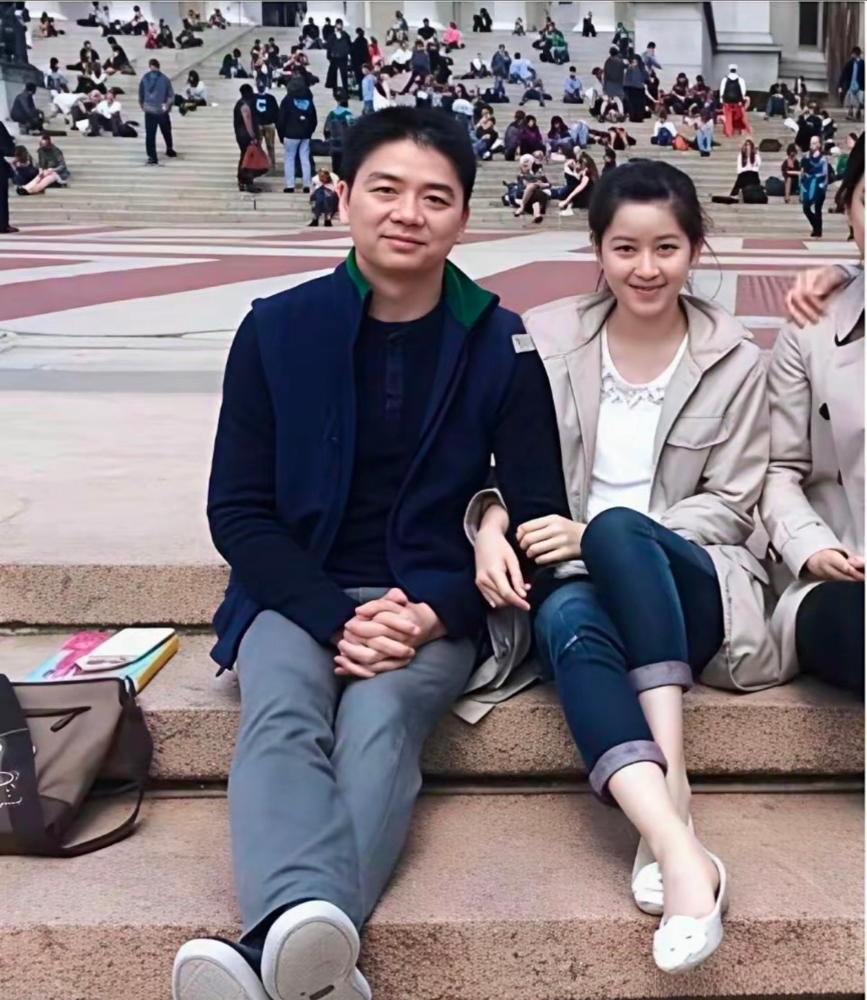 看刘强东这张合照，这种下意识亲近的姿态，这就是生理性喜欢吧 ​