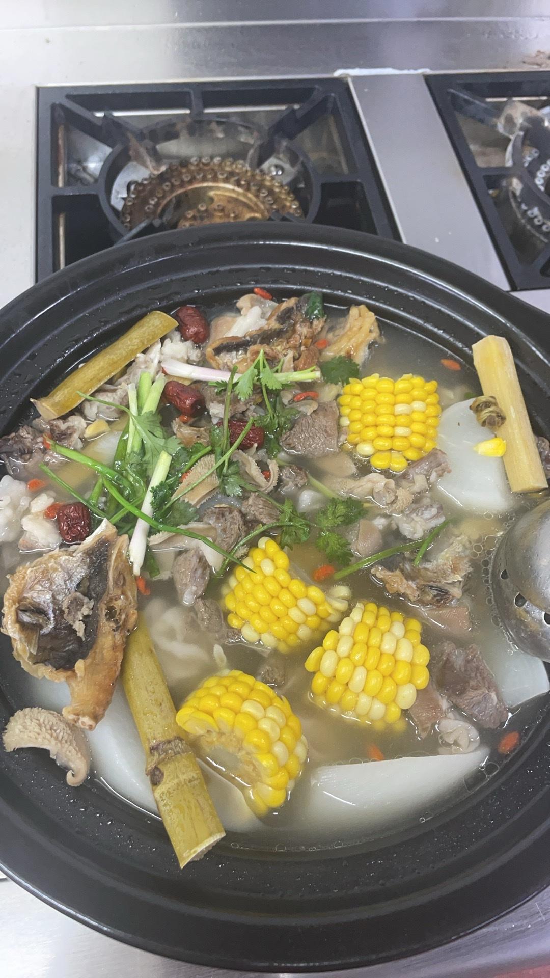 真的被这种男人的逻辑气笑了。朋友老公出轨，两人都走到离婚这一步，偏偏婆婆突然瘫