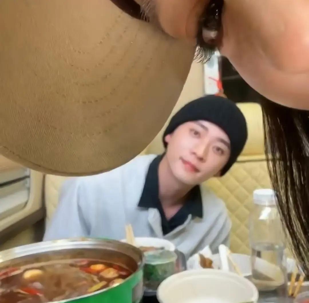 戏里甜，戏外更欢乐！王楚然&丞磊合体吃火锅，氛围超好坐一起随便唠唠都能逗笑彼此《