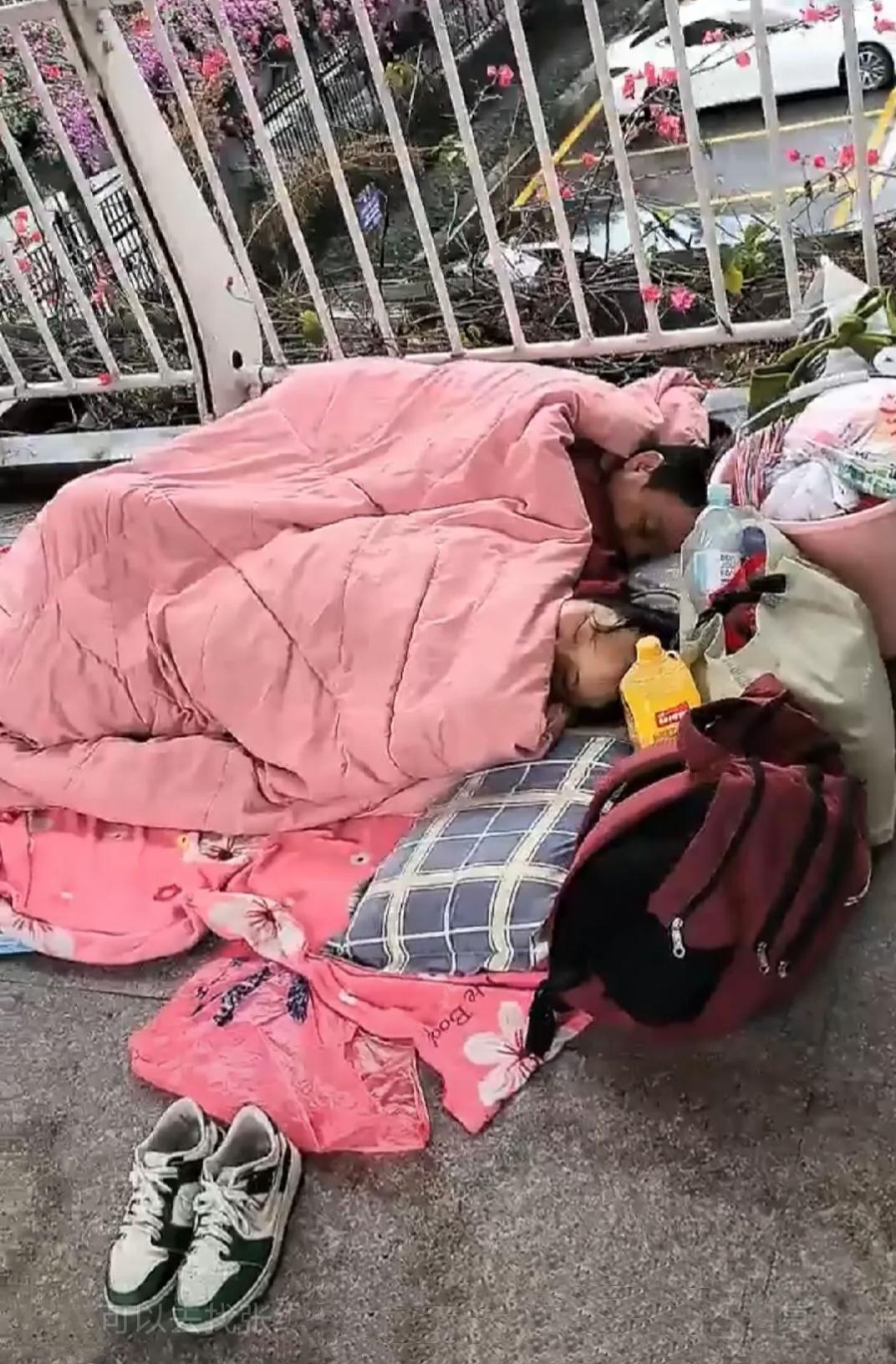 能找到这样子的妻子真是三生有幸!刷到路人发的一张打工夫妻的照片，泪目了。过