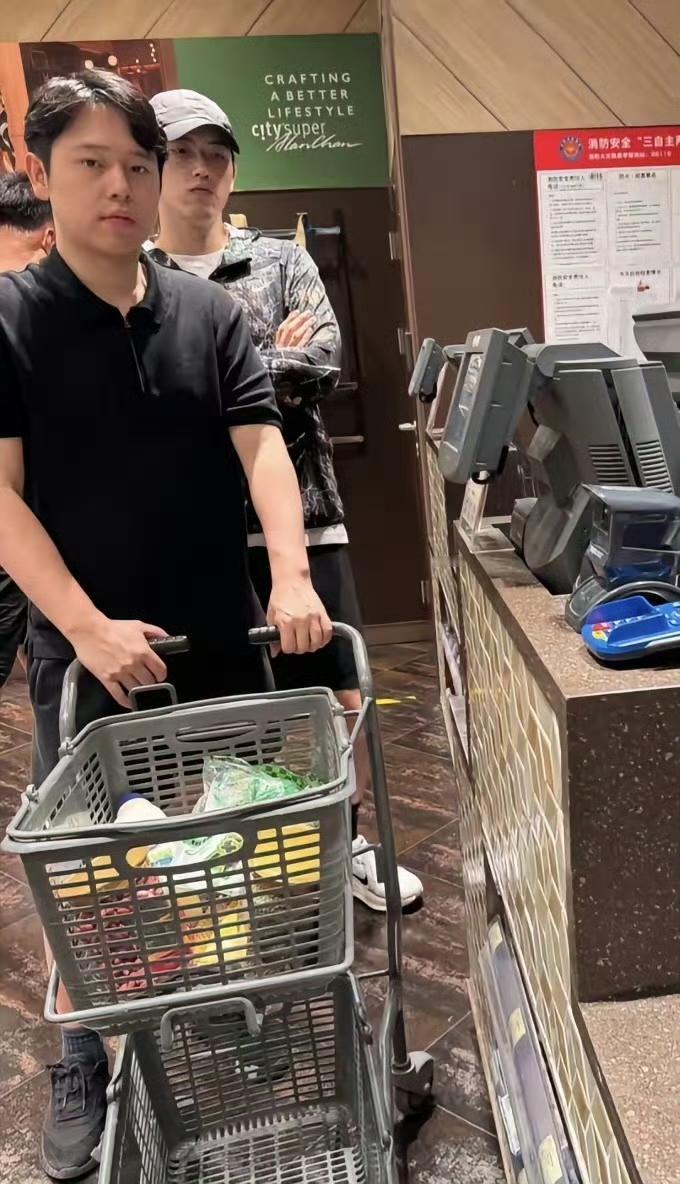 陈飞宇：哥，咱俩站这镜子前，回头率挺高啊。陈雨昂：高啥高呀？还不是因为你长得