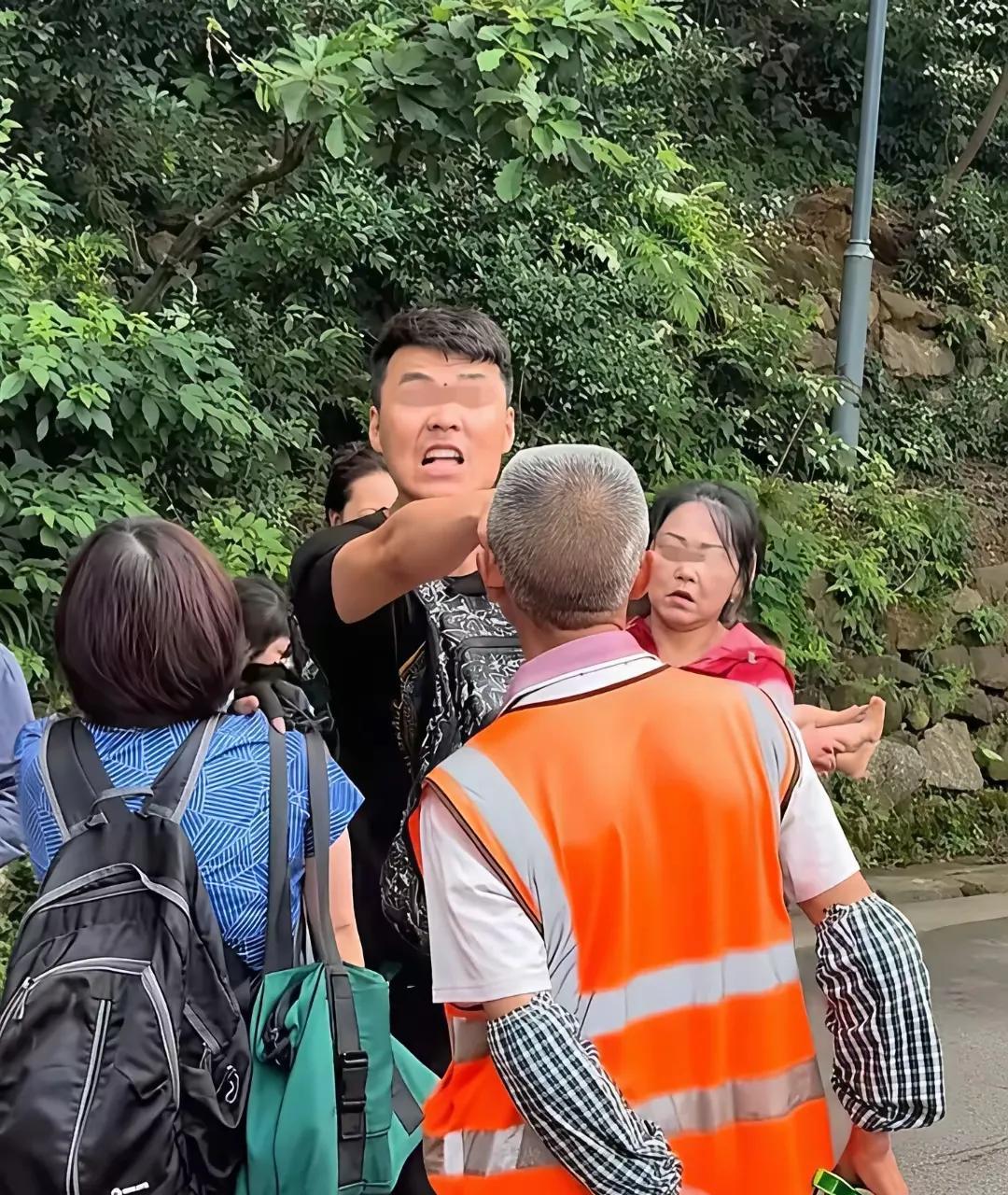 这真的是猴子搬来的救兵吗？贵州贵阳黔灵山景区内，7月25日发生的不和谐一幕:因不