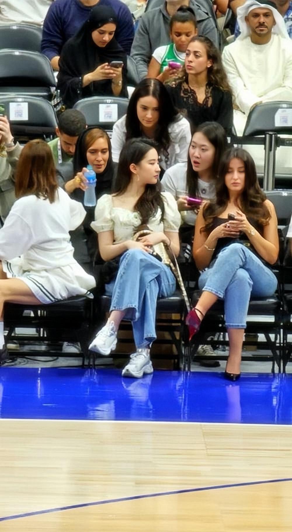 这是刘亦菲坐在NBA赛场上，观看比赛时的画面。2024年10月，刘亦菲受邀出