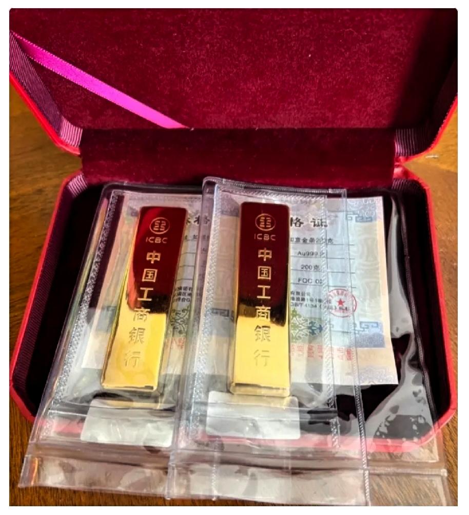 今天的金价一出来，我毫不犹豫把黄金卖了。金价刚出炉，看着那刺眼的1009元