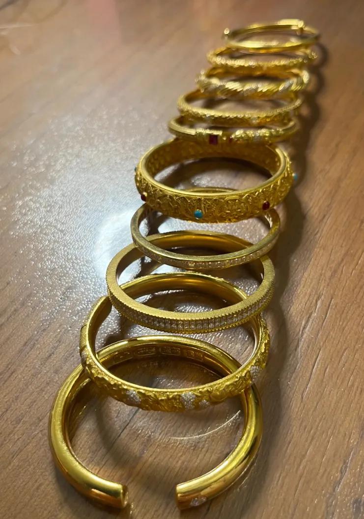 昨天还在狂排队抢黄金投资的人，估计全傻眼了！现在挂牌价都飙到1398了，而工商