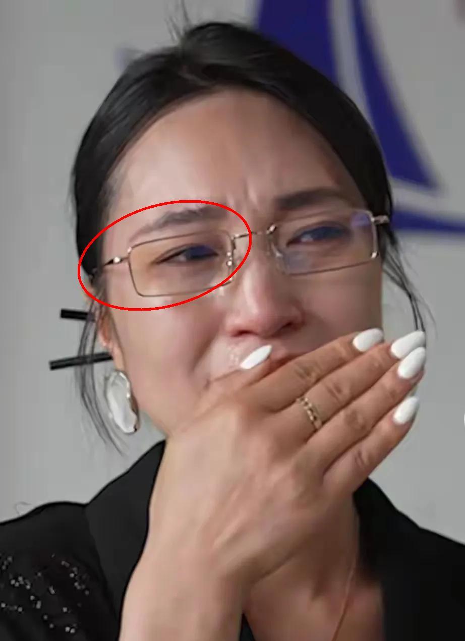 女子坠崖后干了三件事，网友：这格局绝了！孙女士掉进20米深潭，被好心人郑先生救