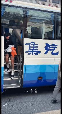盘外招？奎因差点在北京被干赛季报销了，下车时险些被一辆京牌小轿车撞上了，如果真撞