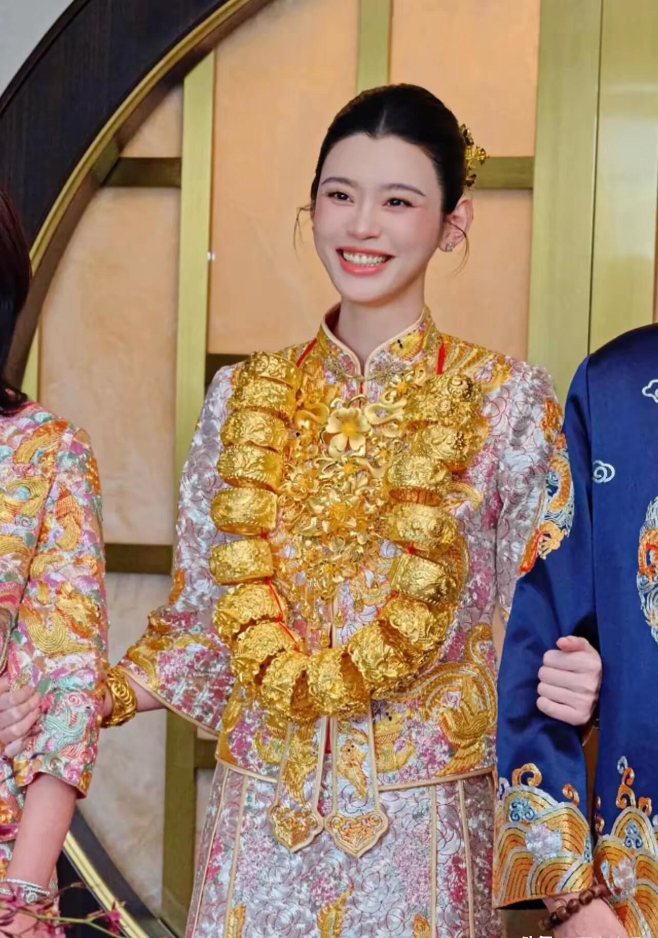 奚梦瑶身上穿的是龙凤褂中的皇褂，一点红也看不到！奚梦瑶和何猷君在澳门办答谢宴，奚梦瑶穿了一套中式婚礼