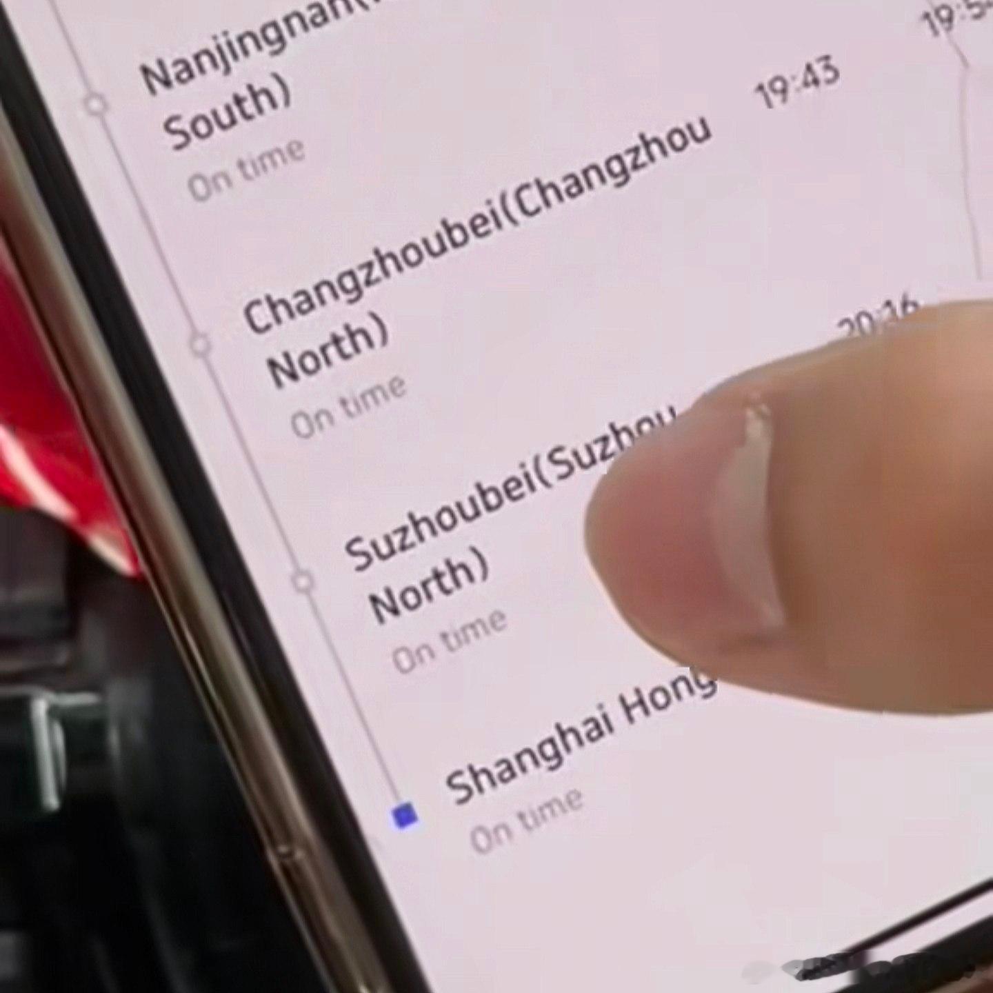 在洋抖上刷到一位东南亚网友发帖讲自己原本想要去苏州旅游，结果在中国下飞机后坐上高
