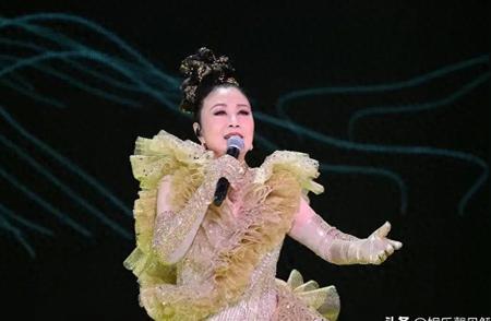 78岁汪明荃红裙开唱被喷，咱真该对老年人宽容点？2025年5月，娱乐圈突然炸出