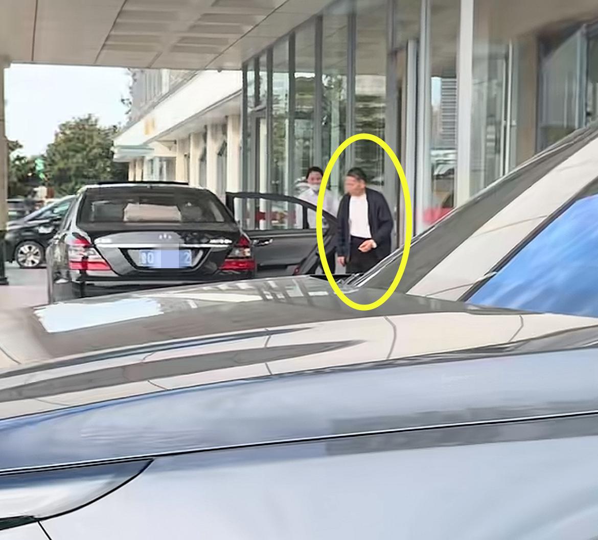 偶遇山东临沂前首富王廷江，乘坐价值400万的豪车出入酒店！身体状况惹网友担心，