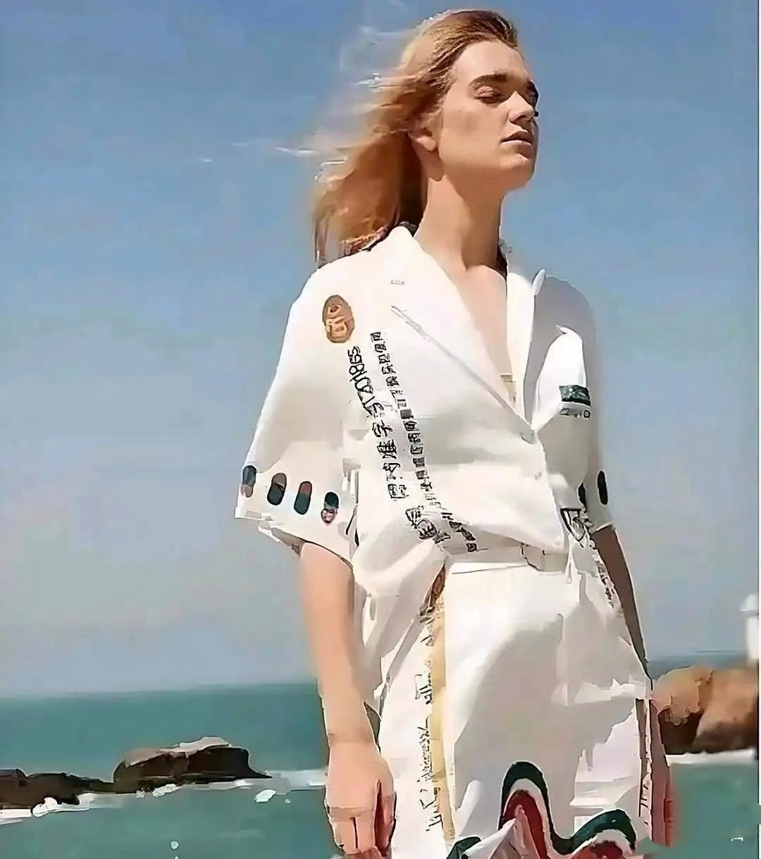 但凡多认识几个汉字，也不会穿这件衣服，挺尴尬的￼