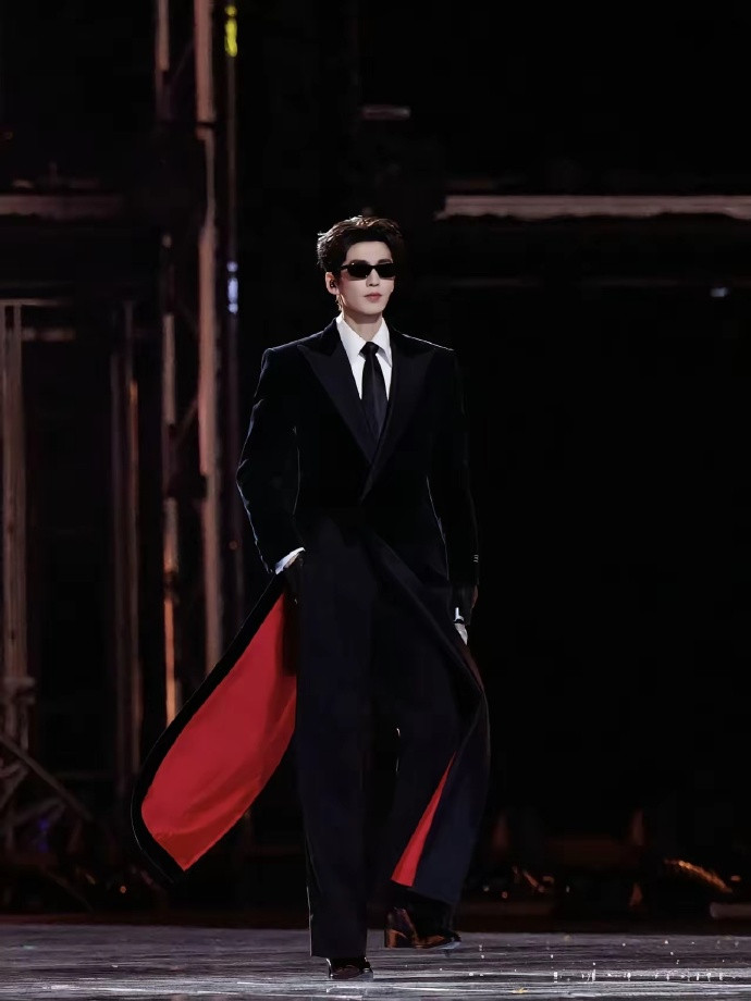 张凌赫跨年表演在外网爆火张凌赫高兴的要睡不着觉了​他怎么也没有想到​在跨年晚