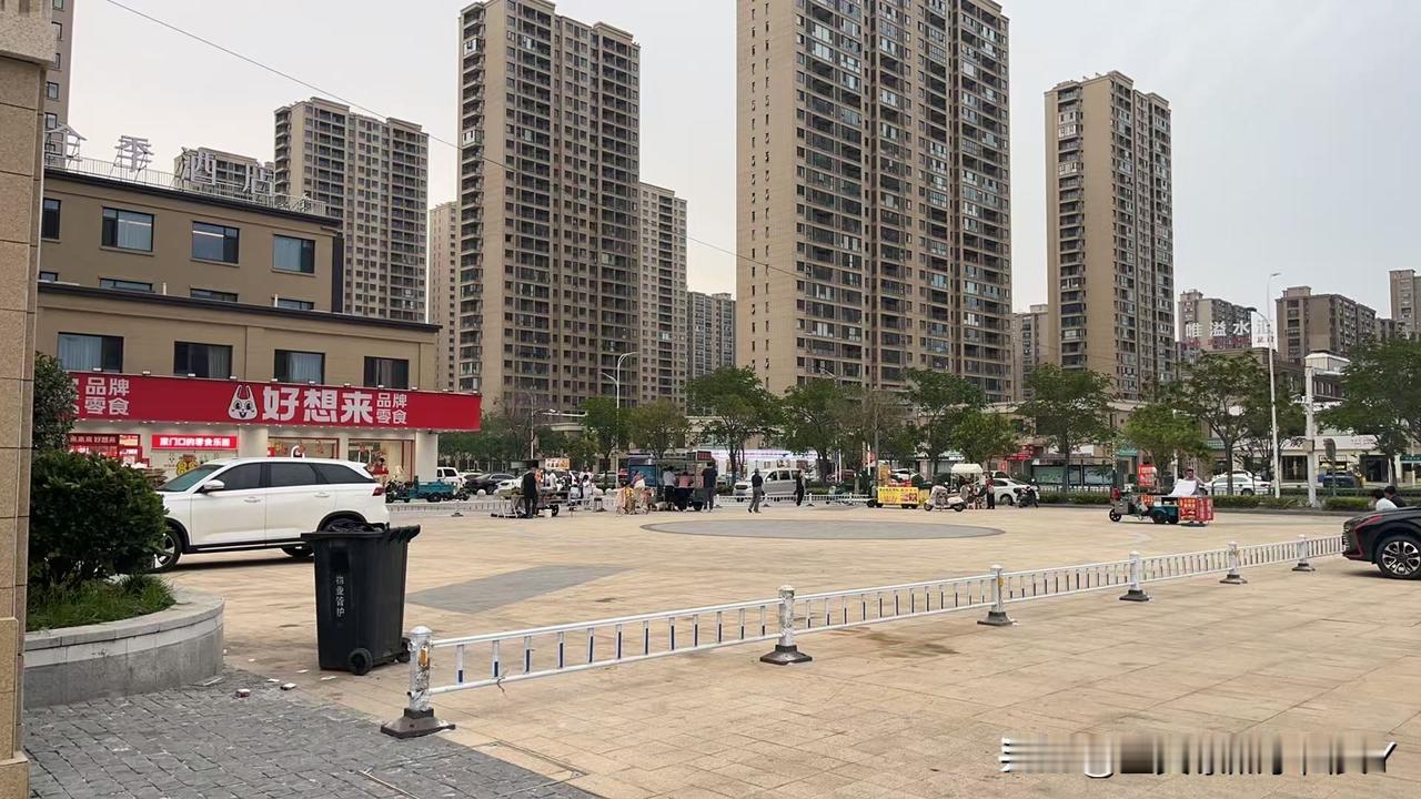 泰兴万达广场对面好想来超市门口原来是个大大的露天停车场，不收费，每到晚上夜幕降临