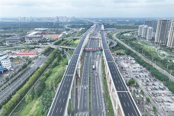 【日均可通行15万辆次！全国首个“6改12车道”高速公路改扩建项目通车】据“中